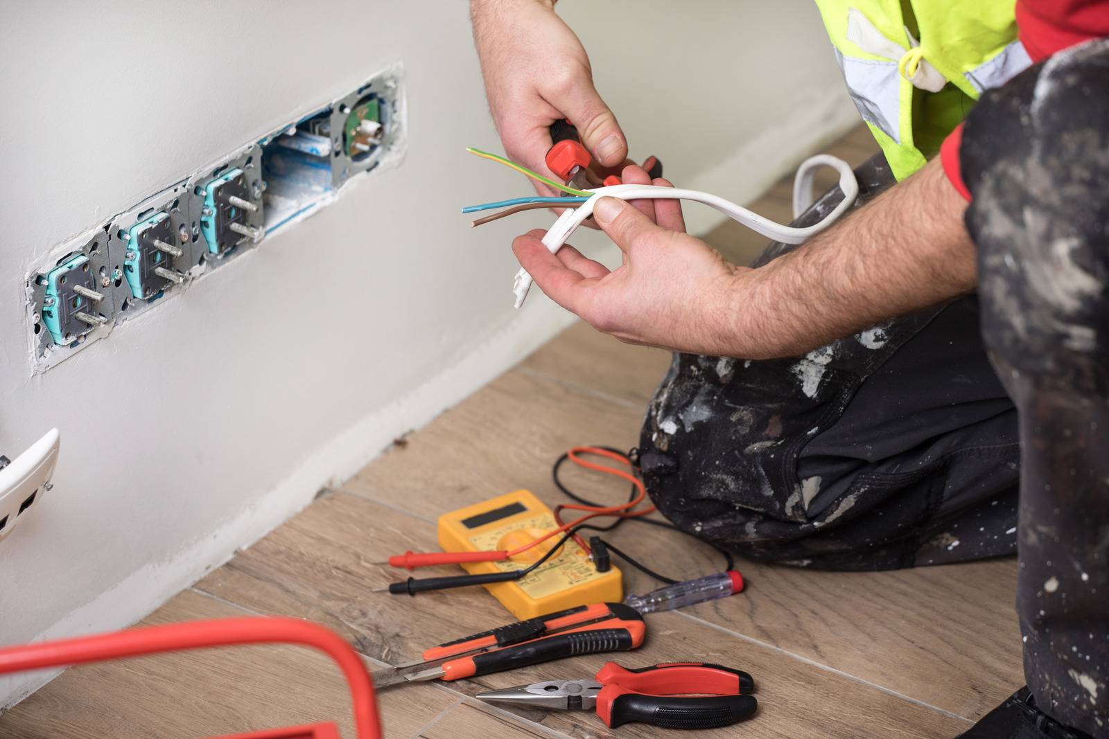 electrician cutting wires